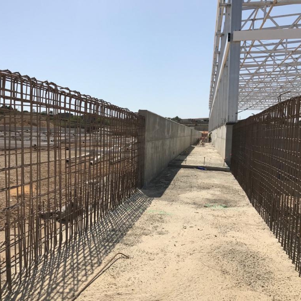 Detalle de estructuras de acero y hormigón en construcción en el Centro de Alto Rendimiento Rafa Nadal, diseñado para soportar instalaciones deportivas avanzadas. Proyecto ejecutado por Estructuras Mañez