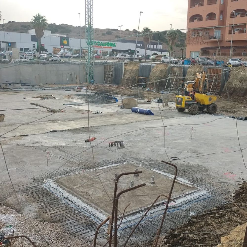 Área de cimentación en preparación en la construcción del hotel Evento en Tarifa, con maquinaria y refuerzos estructurales en el terreno