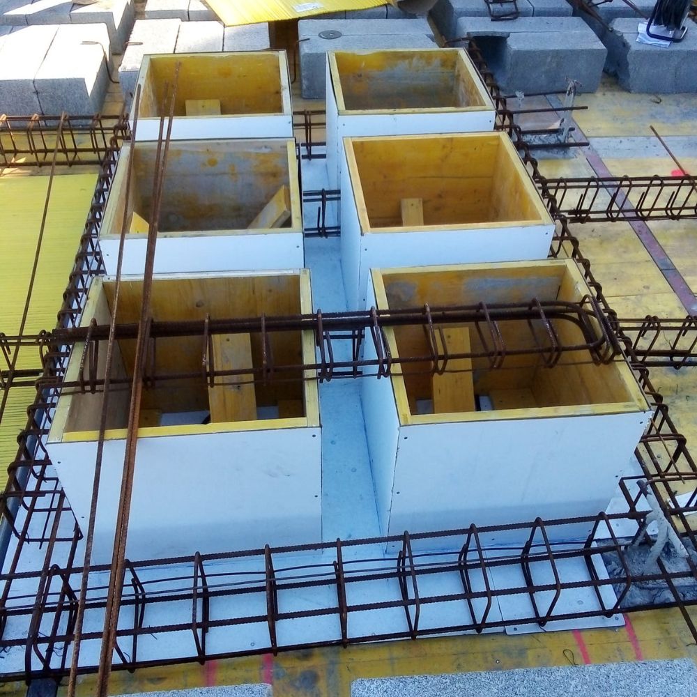Detalle del encofrado y refuerzos de acero en la construcción del hotel Cala Barca, preparado para el vertido de hormigón en el área de cimentación